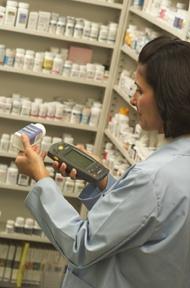 Online pharmacy. On-line-apotheken und medizin sie suchend.